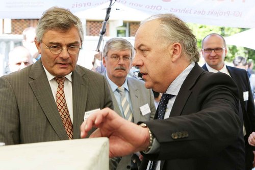 Staatssekretär Machnig bei den Gewinnern des Otto von Guericke-Preises 2014