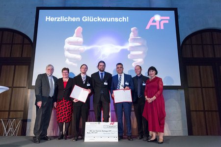 Die Träger des Otto von Guericke-Preises 2015 mit Staatssekretärin Gleicke, der AiF-Präsidentin und dem WR-Vorsitzenden Professor Schieberle (l.)