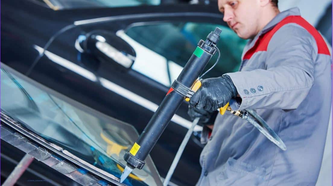 Klebtechnik (c) Canva, Industrial Photograph Klebtechnik an einer Auto-Windschutzscheibe