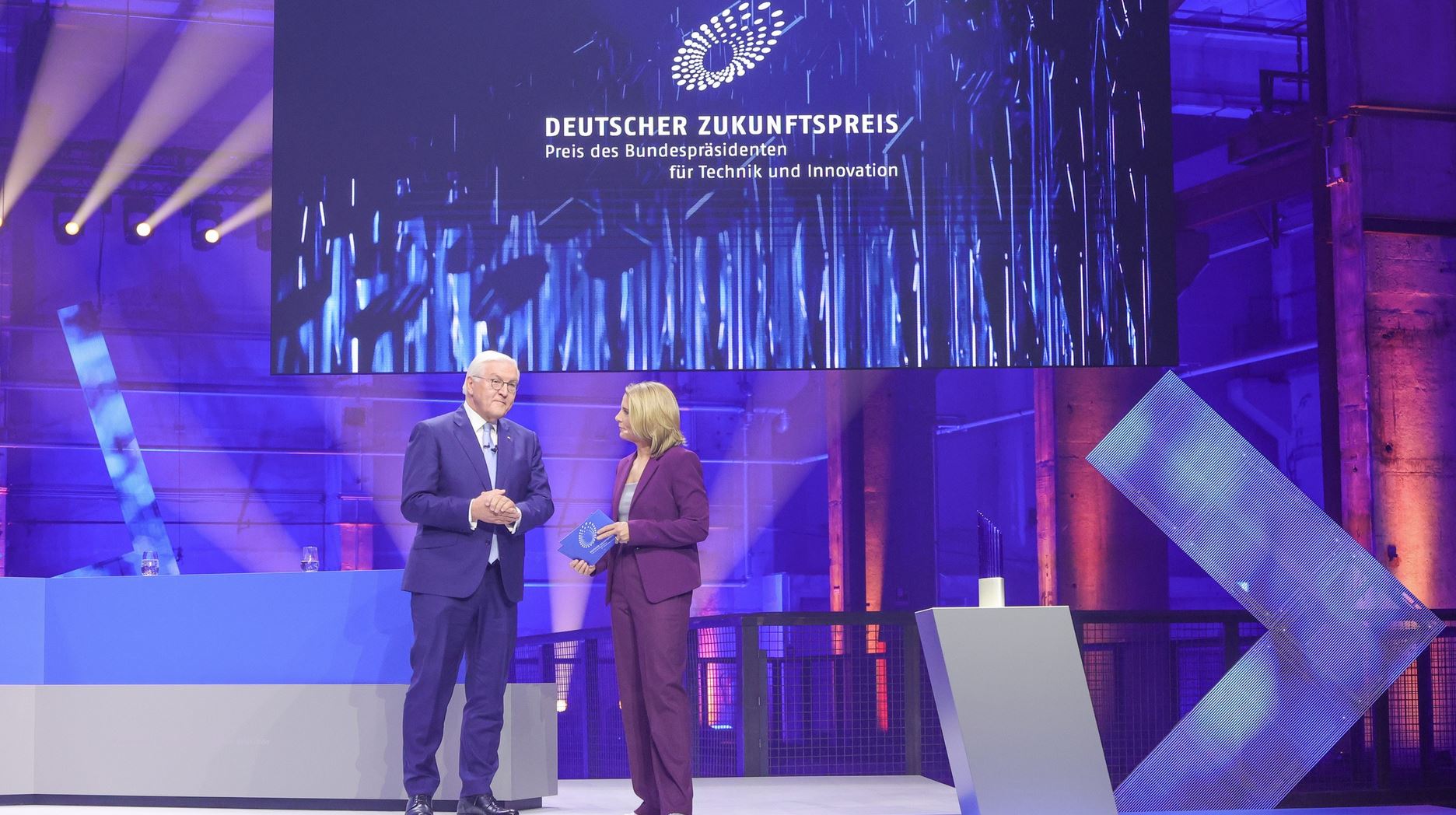 Bundespräsident Steinmeier mit Moderatorin