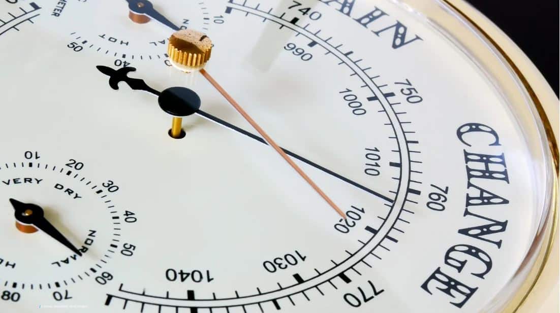 Barometer (c) Canva Savushkin, Getty Images Zeiger und Ziffernblatt eines Barometers