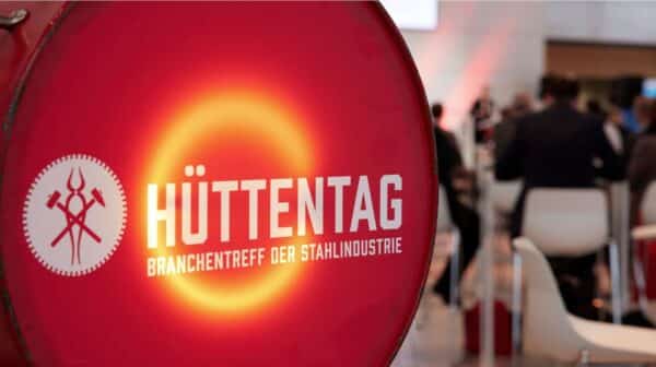 Metalltonne mit Aufschrift HÜTTENTAG