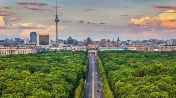 Blick auf Berlin mit grünem Tiergarten