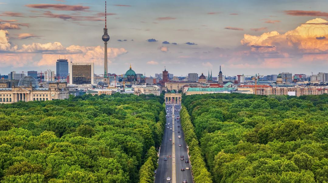 grünes Berlin-Panorama, (c) Canva, A.Bogacki Blick auf Berlin mit grünem Tiergarten