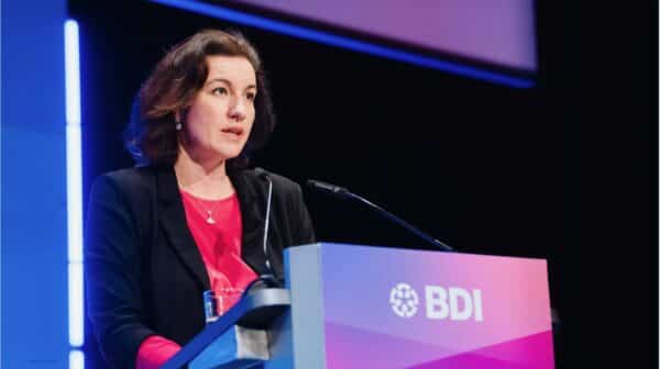 Bundesforschungsministerin Dorothee Bär am Pult