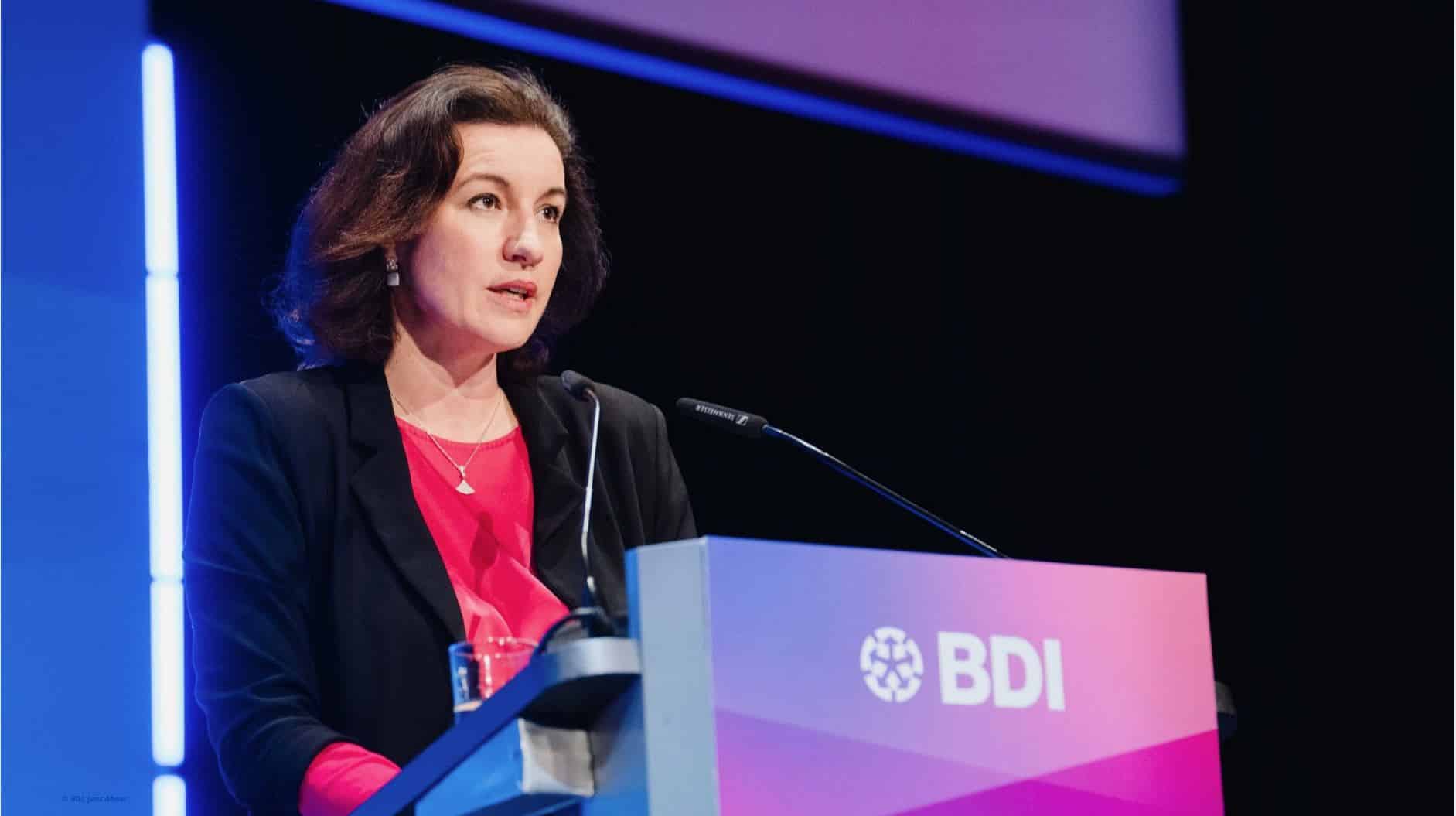 Bundesforschungsministerin Dorothee Bär am Pult
