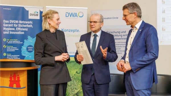 Drei Personen sprechen auf der Bühne (C) DVGW Dietmar Gust