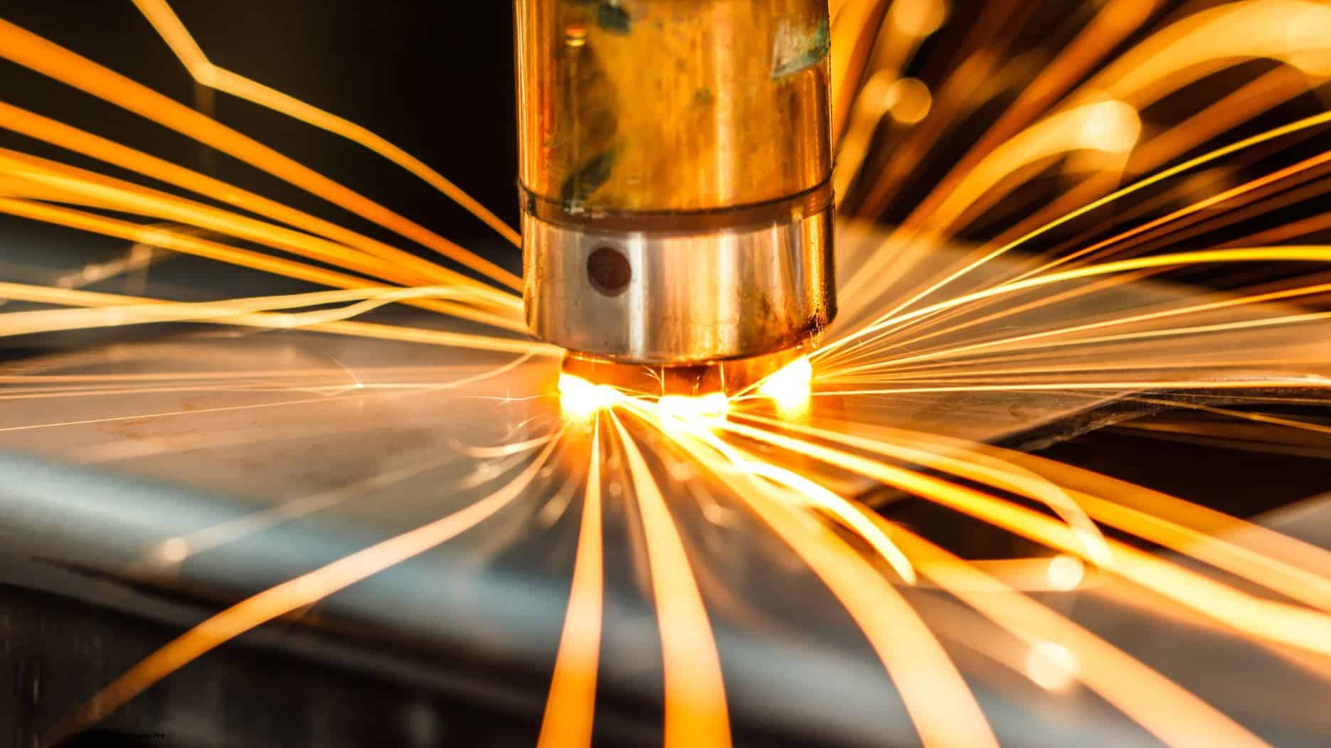 Punktschweißen, (c) Canva Getty Images Punktschweißgerät in Aktion