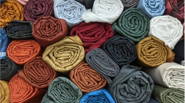 Stoffballen, (c) Canva, Zeha Irish von Pexels Symbolbild: Stoffballen in verschiedenen Farben