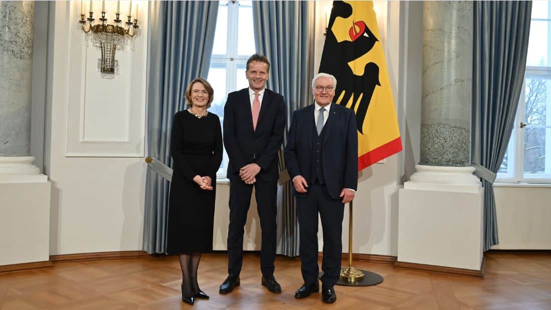 AIF-Vorstand Thomas Reiche zwischen dem Bundespräsidenten Frank-Walter-Steinmeier und Elke Büdenbender stehend