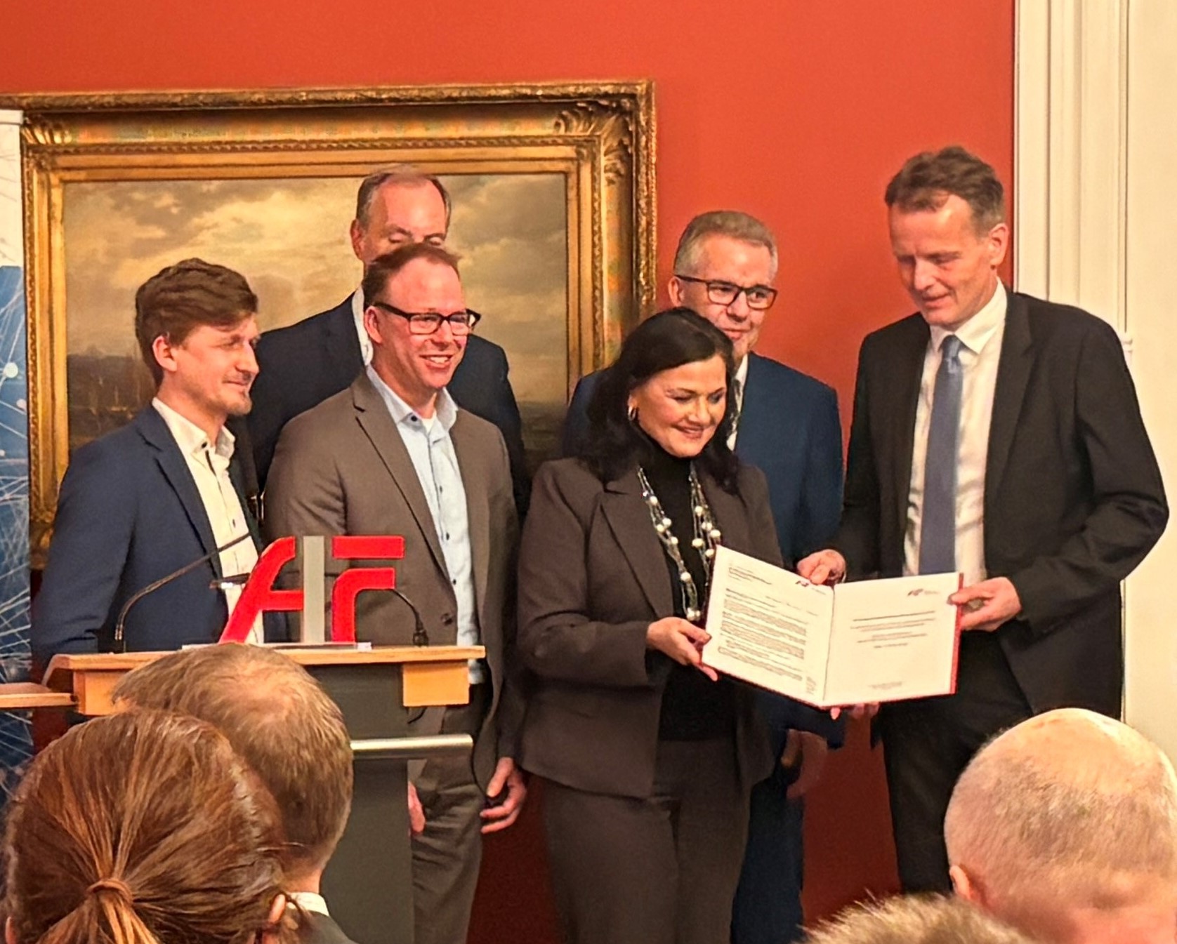 © FDWF AIF-Vorstand und Geschäftsführer, Dokumentenübergabe an Frau Connemann.