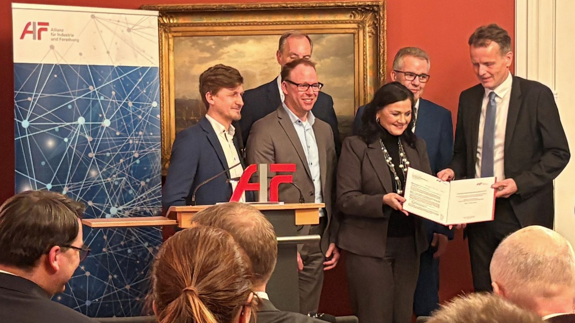 AIF-Vorstand übergibt Mappe an die Staatssekretärin Connemann