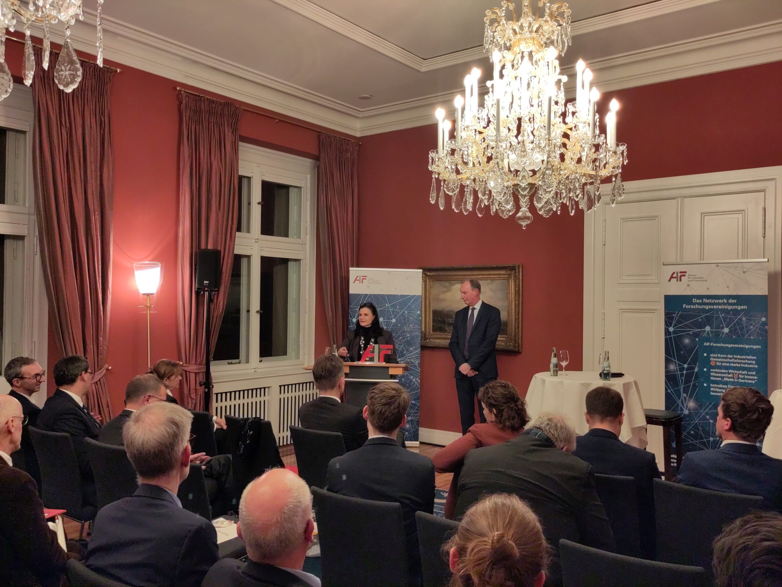 © AIF Frau Connemann & Dr. Heider vor Publikum.