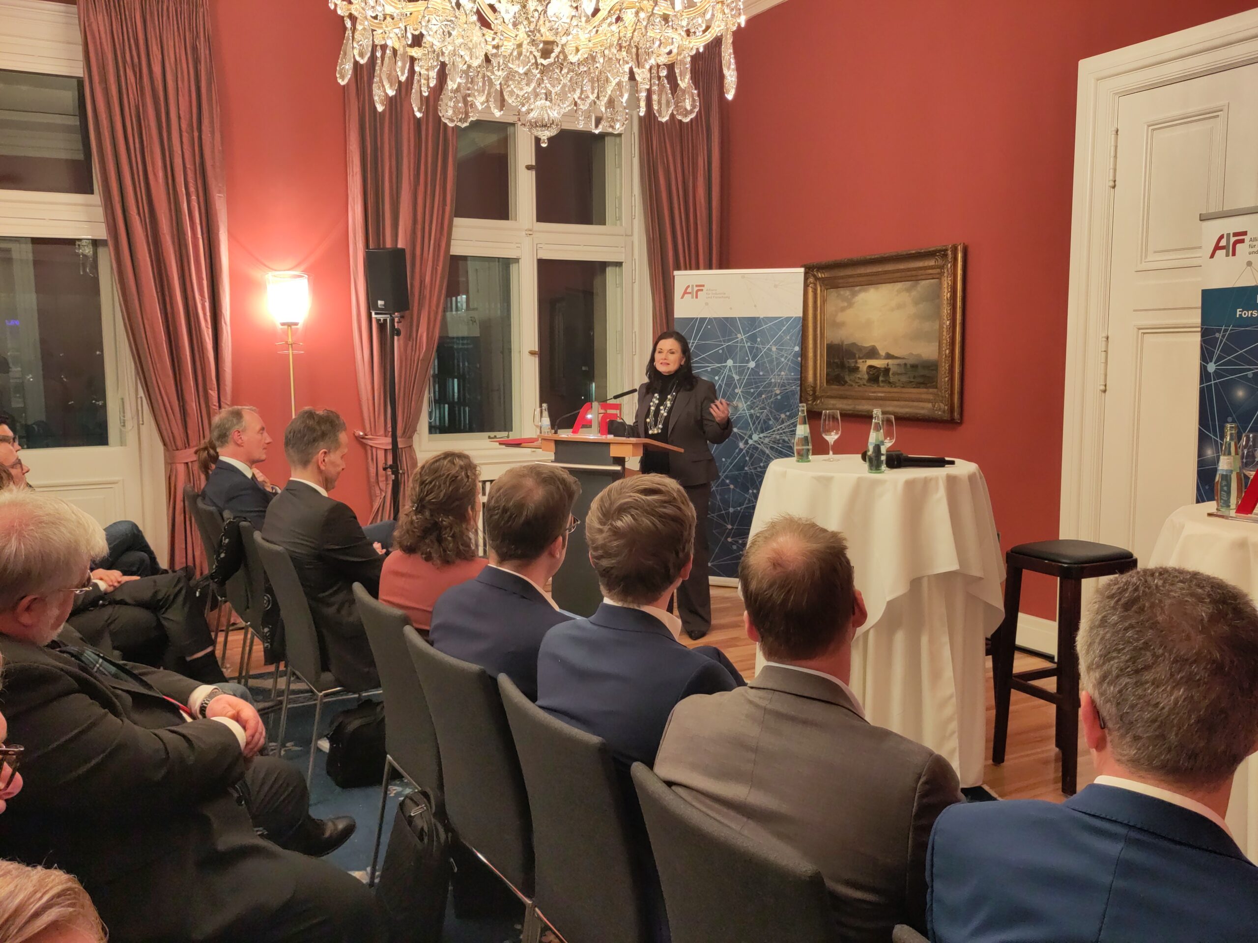 © AIF Frau Connemann spricht vor Publikum.