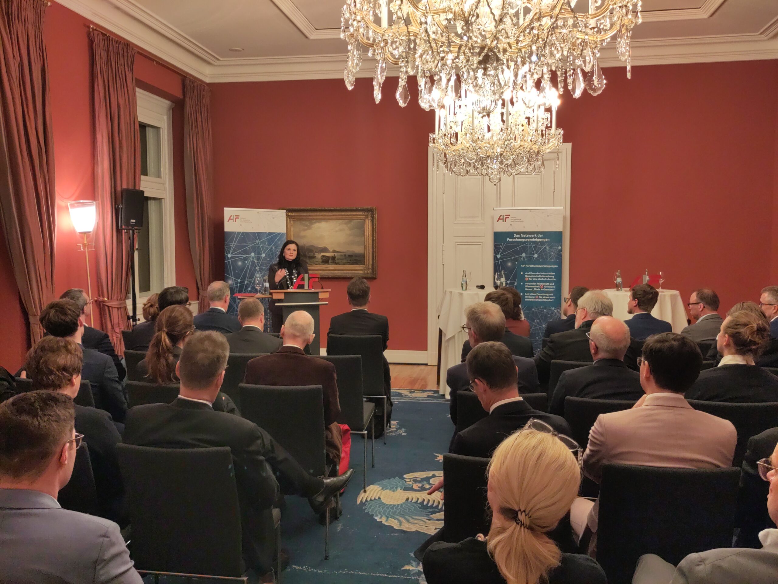 © AIF Frau Connemann spricht vor Publikum.