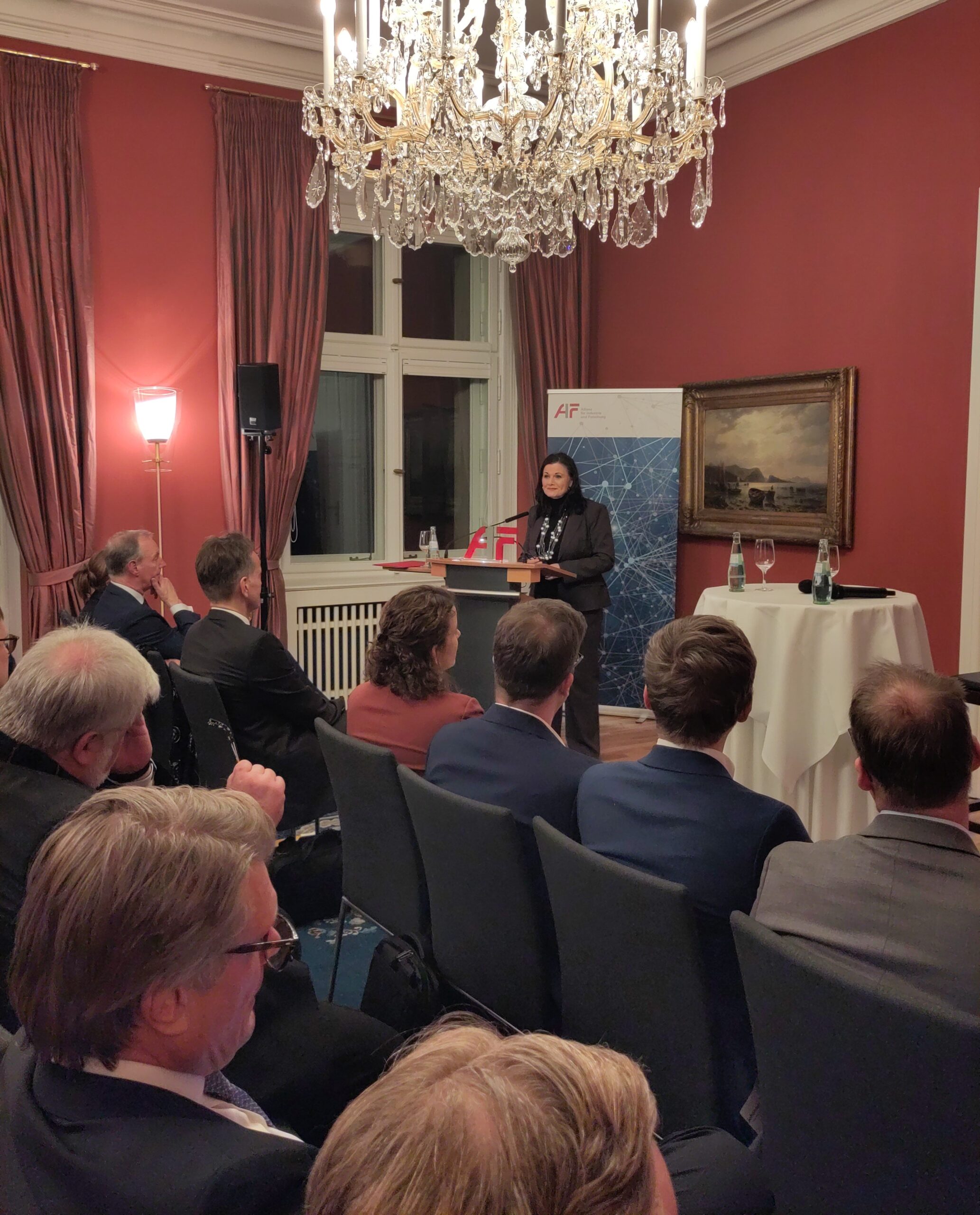 © AIF Frau Connemann spricht vor Publikum.