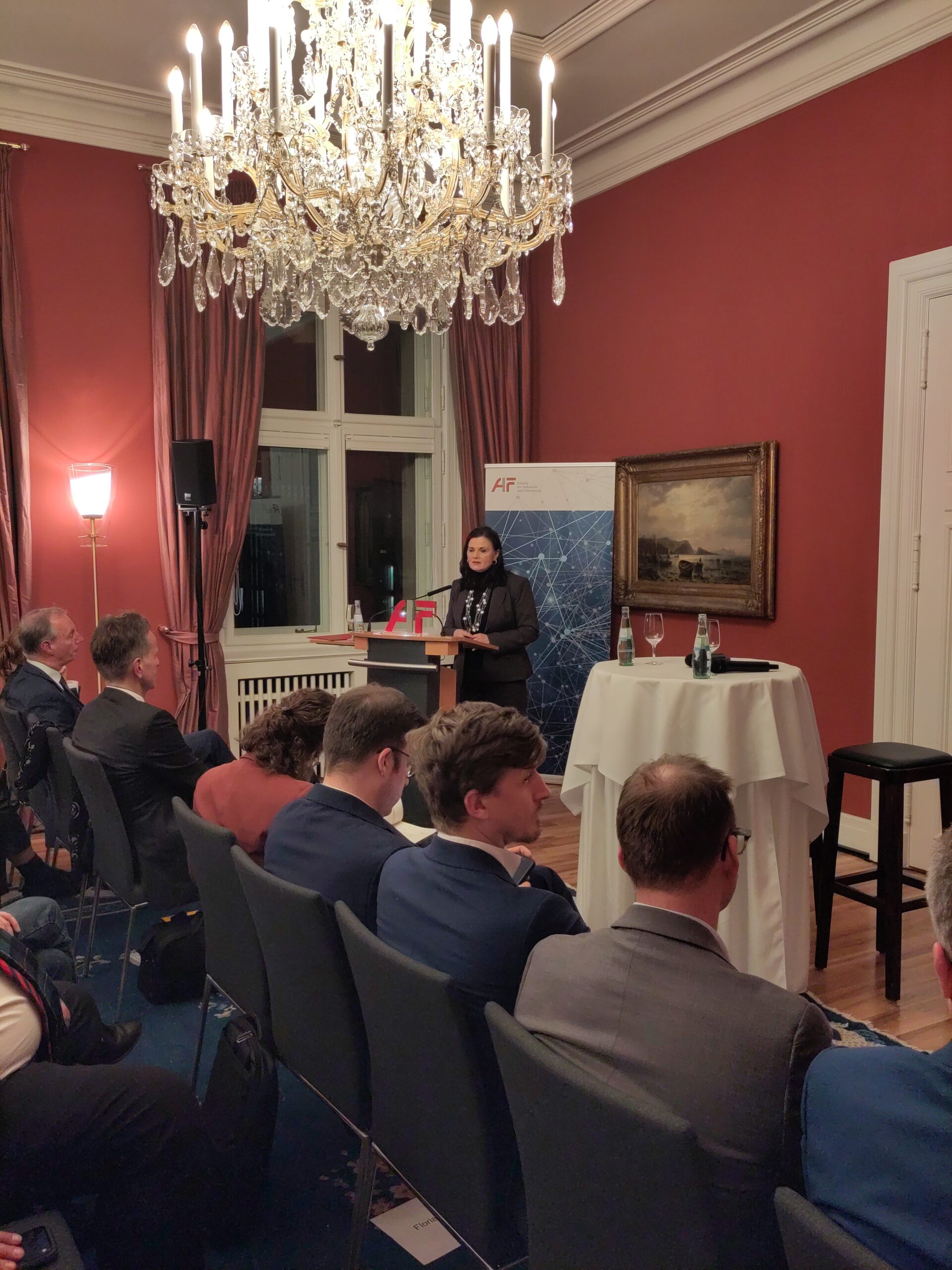 © AIF Frau Connemann spricht vor Publikum.