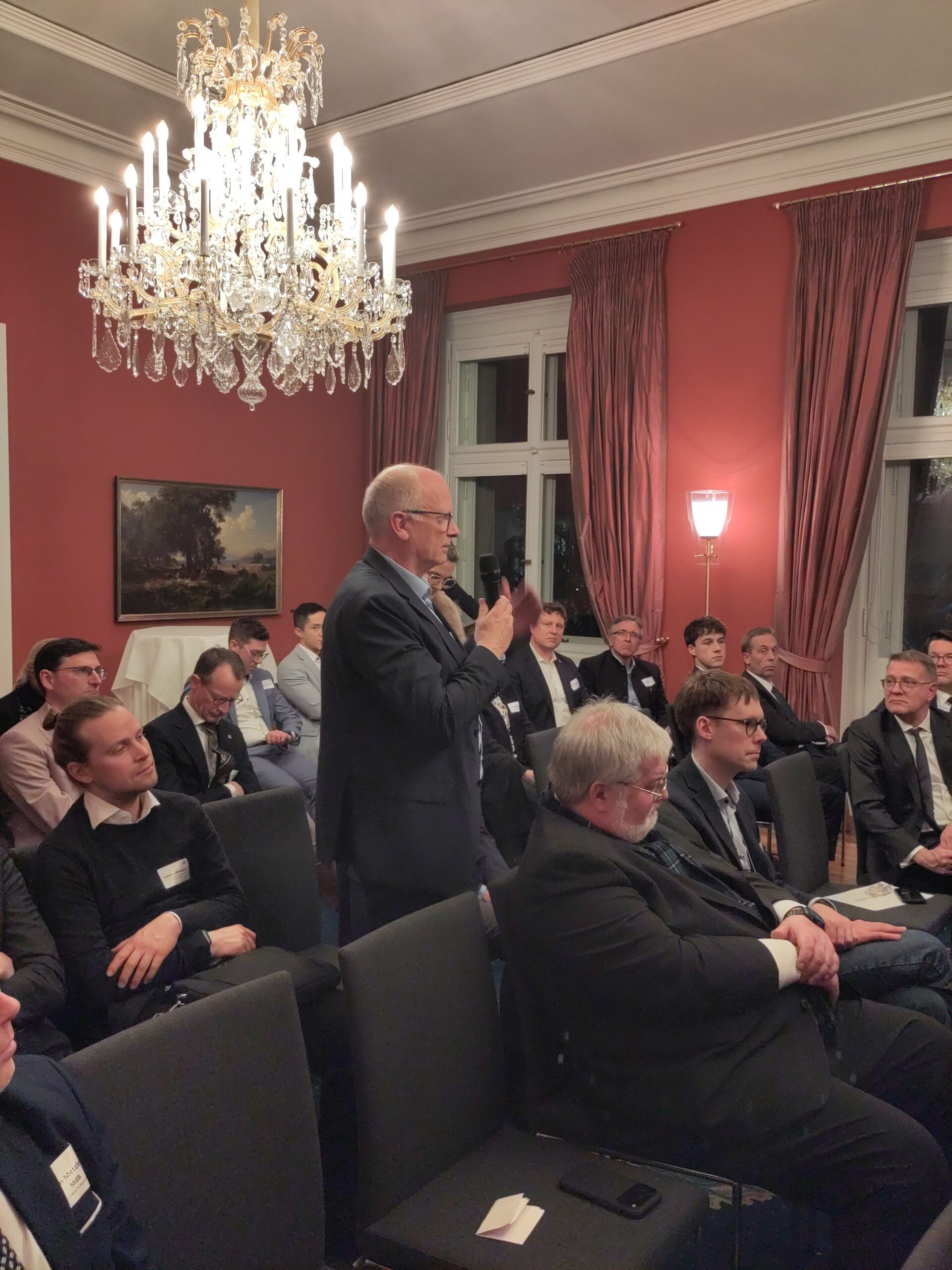 © AIF Dr. Haep spricht.