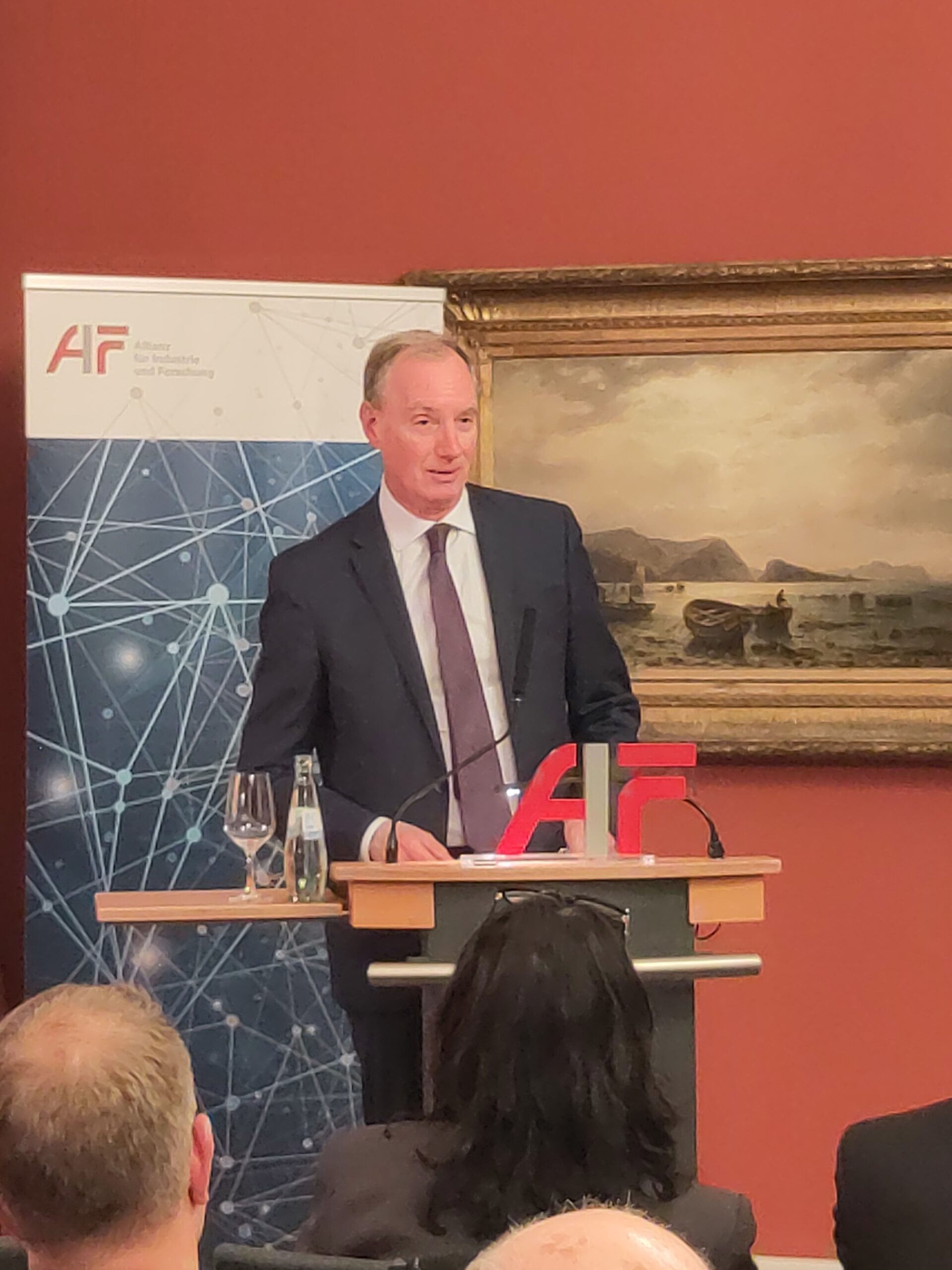 © AIF Dr. Heider spricht am Pult.