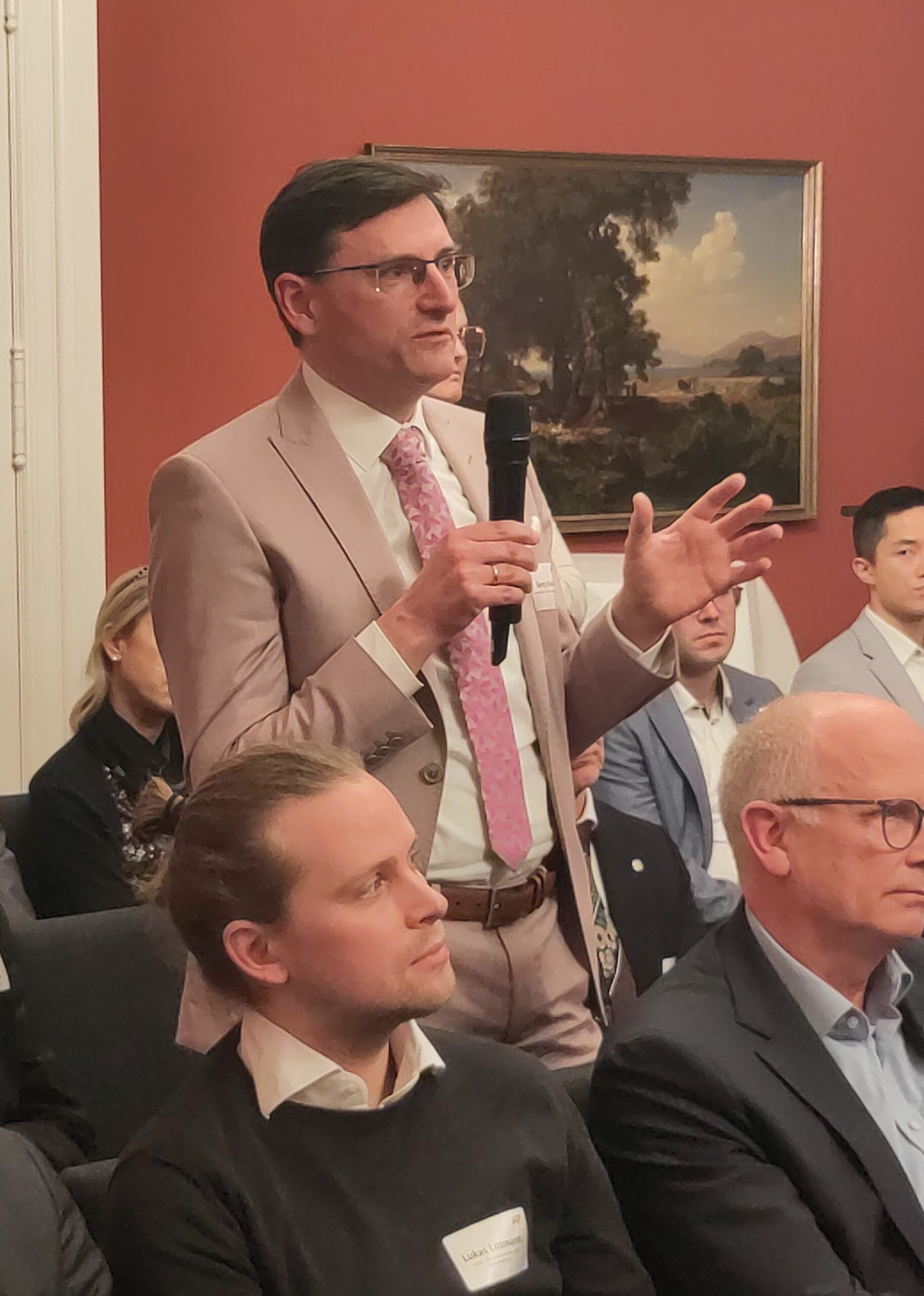 © AIF Dr. Munz spricht.