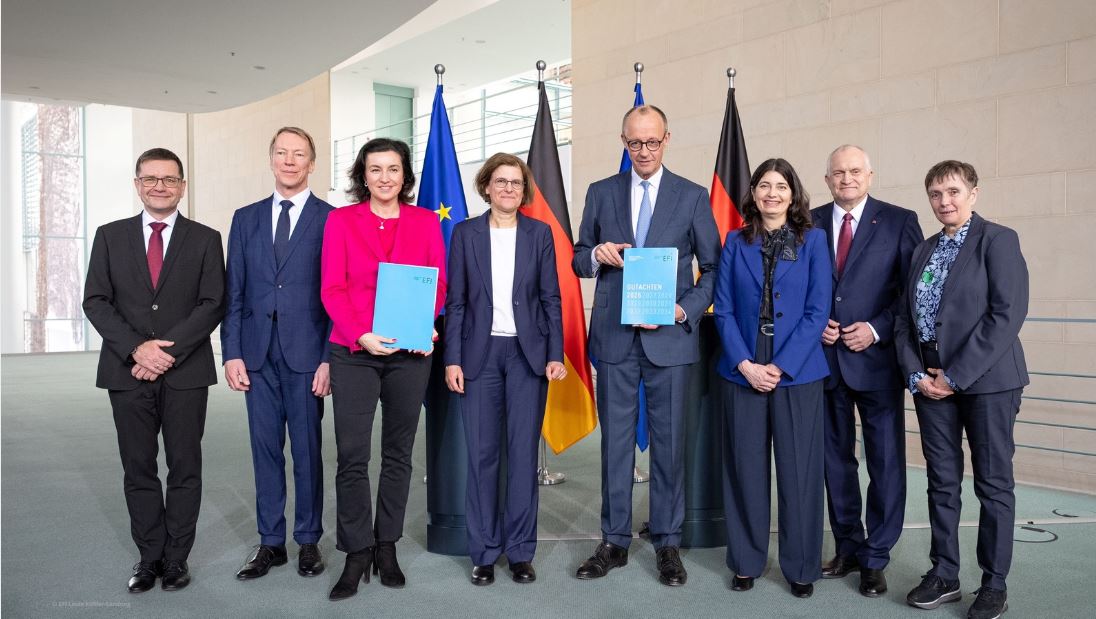 Gruppenbild: EFI-Experten, Bundeskanzler Merz und Bundesforschungsministerin Bär