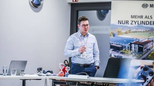 Johannes Ullrich, neuer FE`DWF-Geschäftsführer, steht am Tisch und spricht