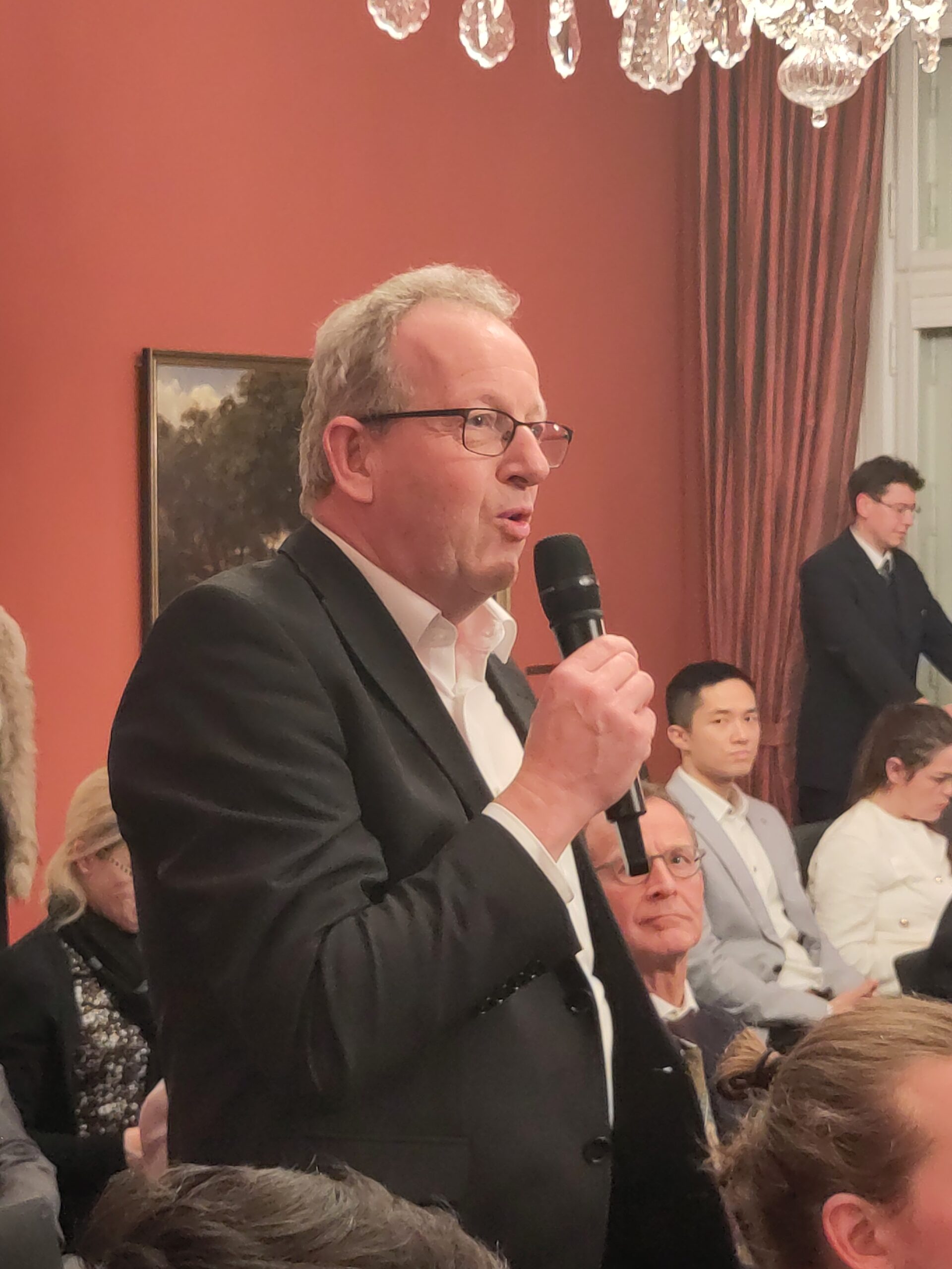 © AIF Herr Lütke Entrup spricht.