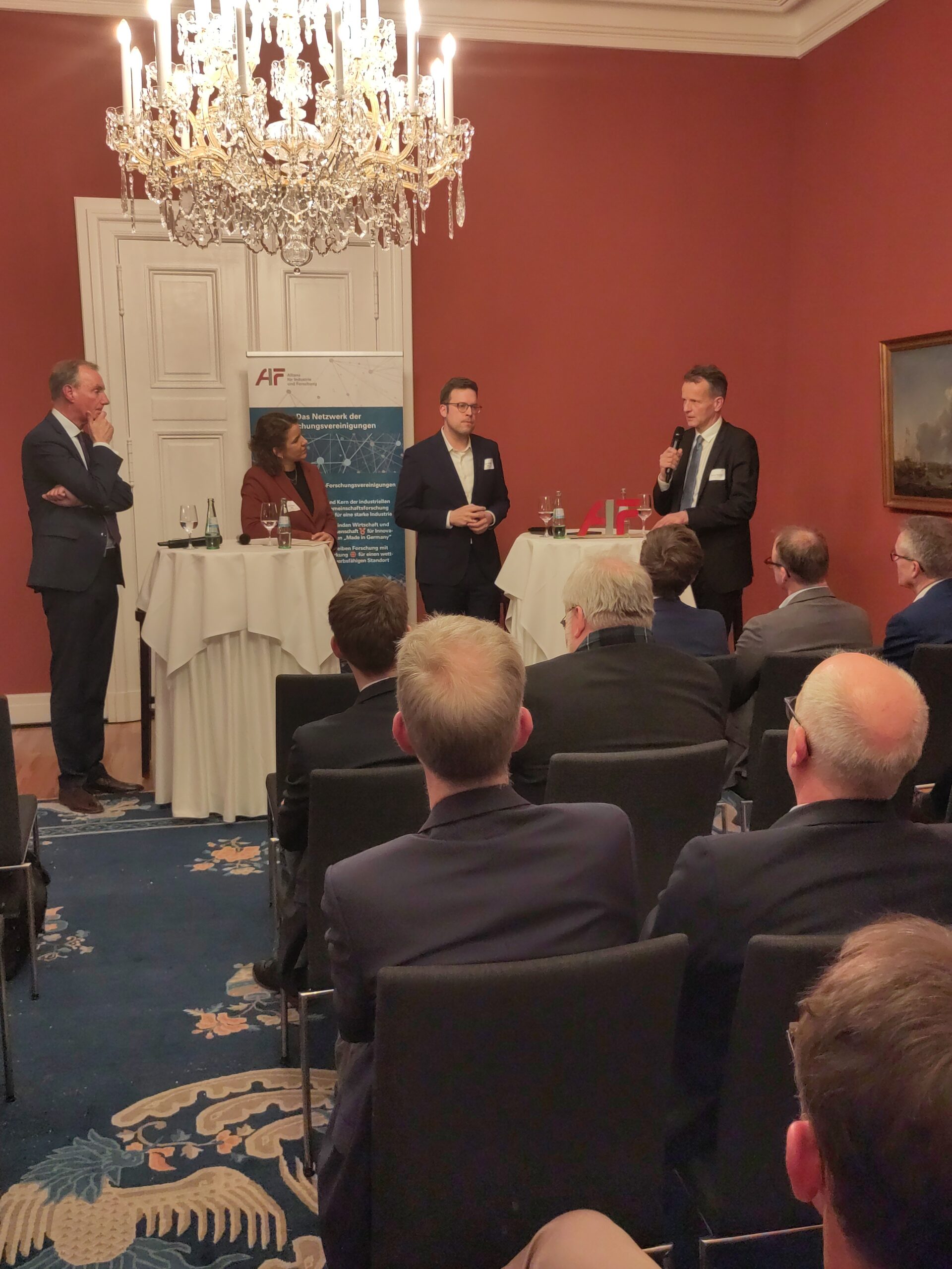 © AIF Podiumsdiskussion mit Dr. Heider, Dr. Seitzl, Herrn Müller und Herrn Reiche.