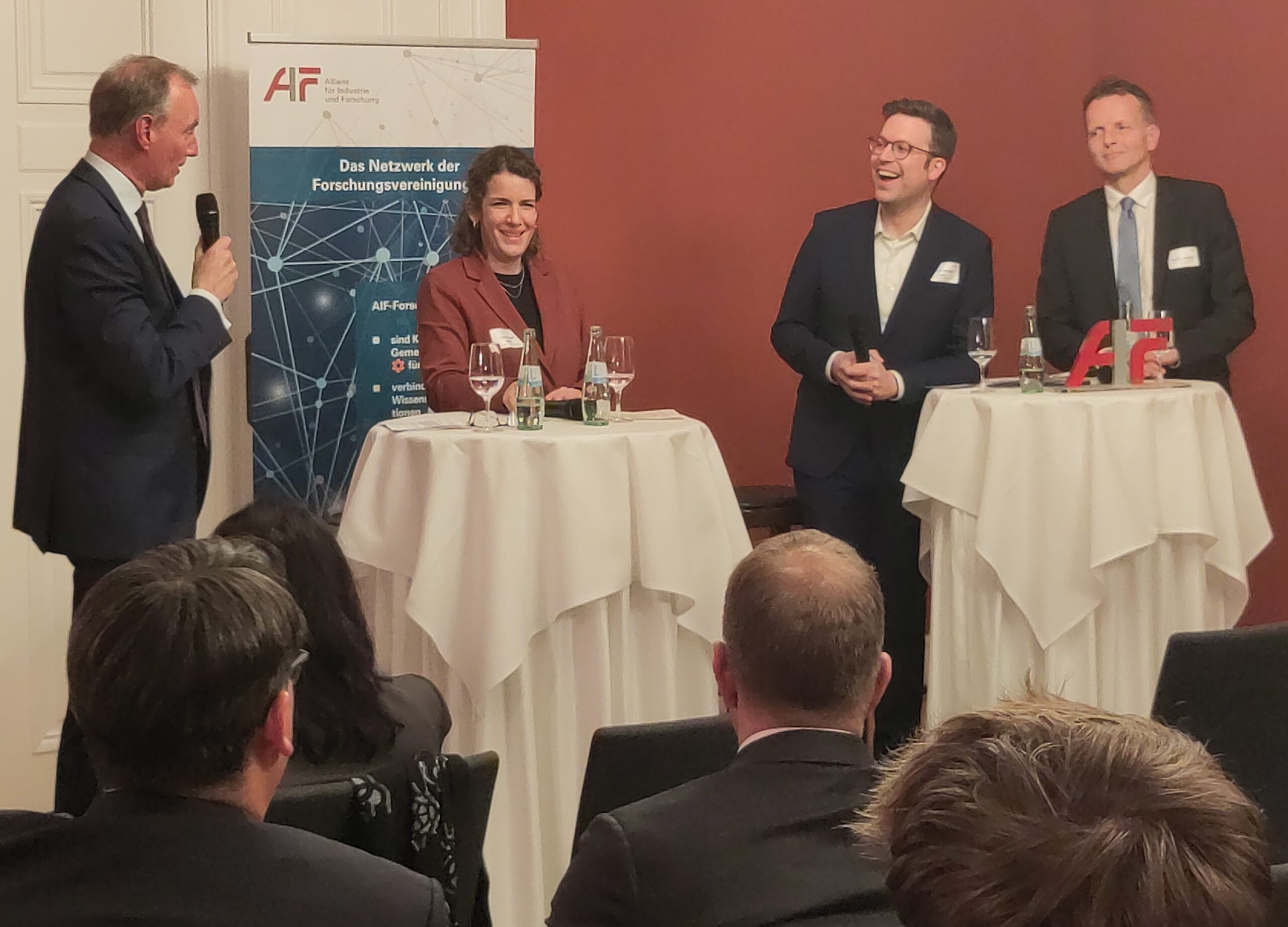 © AIF Podiumsdiskussion mit Dr. Heider, Dr. Seitzl, Herrn Müller und Herrn Reiche.