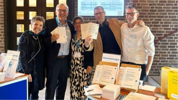 FGSV-Mitarbeiter mit Broschüren