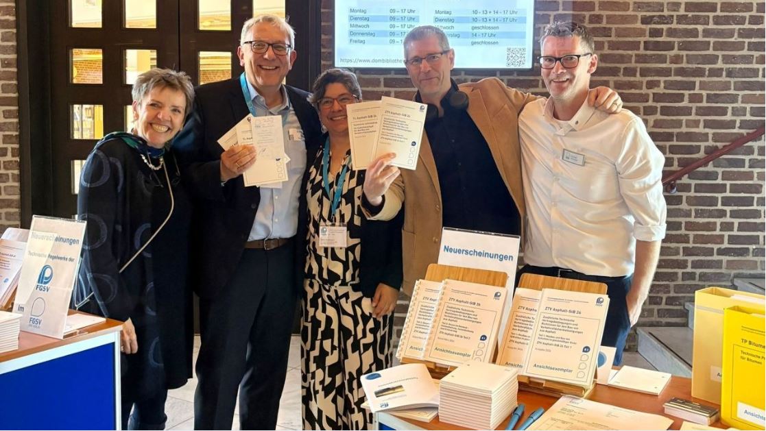 FGSV-Mitarbeiter mit Broschüren