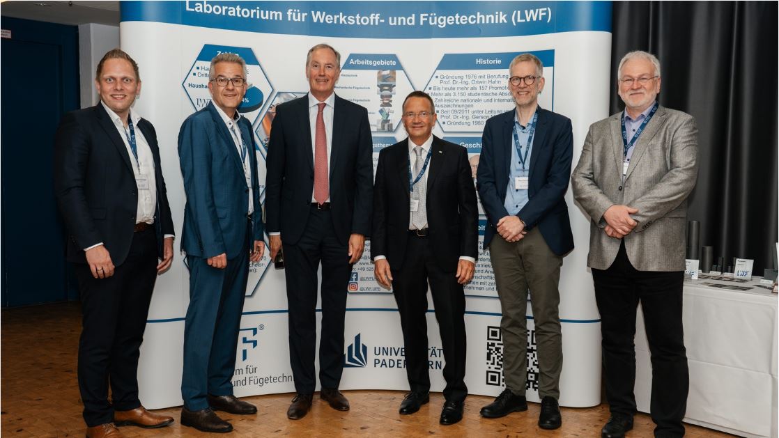 (v.l.) Dr.-Ing. Daniel Rosenbusch, Jens Jerzembeck, Dr. Matthis Heider, Prof. Gerson Meschut, Rainer Salomon, Franz-Josef Heise, © LWF, Dr.-Ing. Dörte Meschut