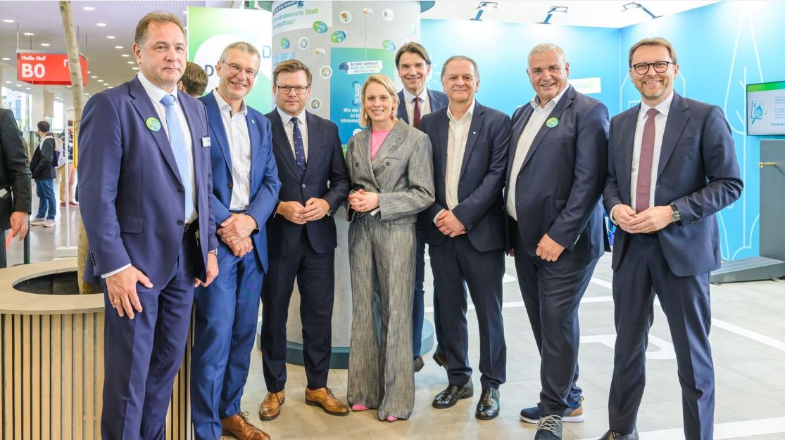 DVGW-Vertreter mit Bundesumweltminister Carsten Schneider auf der IFAT in München (c) DVGW