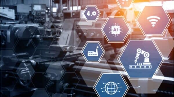 Maschinen im Hintergrund, Piktogramme zu Industrie 4.0 im Vordergrund