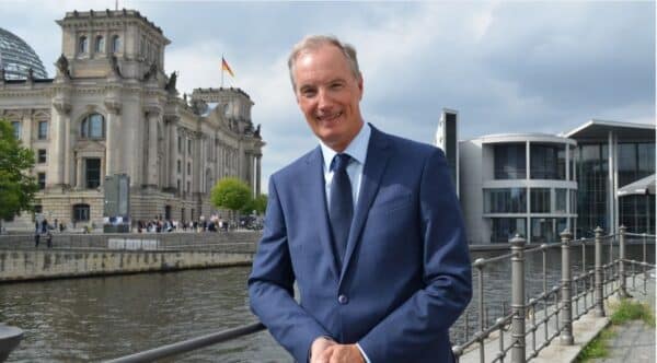 AIF-Geschäftsführer Dr. Matthias Heider auf Geländer am Fluss Spree lehnend, im Hintergrund das Reichstagsgebäude und das Paul-Löve-Haus, Copyright AIF