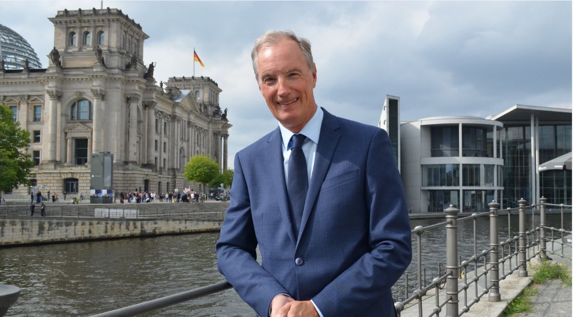 AIF-Geschäftsführer Dr. Matthias Heider auf Geländer am Fluss Spree lehnend, im Hintergrund das Reichstagsgebäude und das Paul-Löve-Haus, Copyright AIF