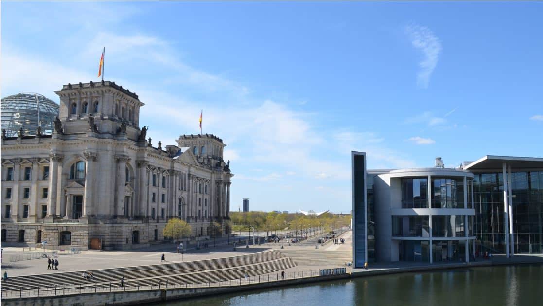 Reichstagsgebäude links, Paul-Löbe-Haus rechts, Wasser der Spree vorn, © AIF, FF