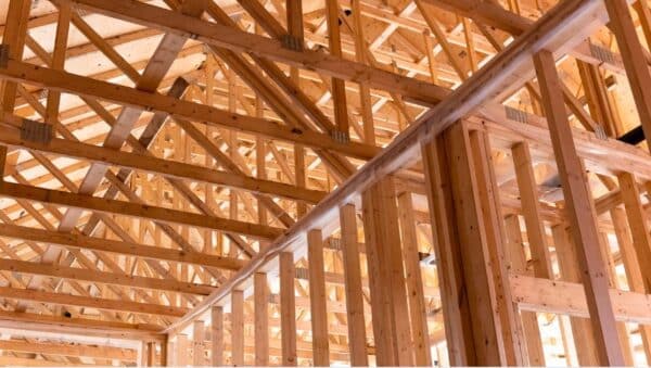 Holzdachkonstruktion, © Canva, StockstudioX, Getty Images Signature Aufgestellte Holzbalken für ein Haus mit Dach, Copyright StoclkstudioX, Getty Images Signature