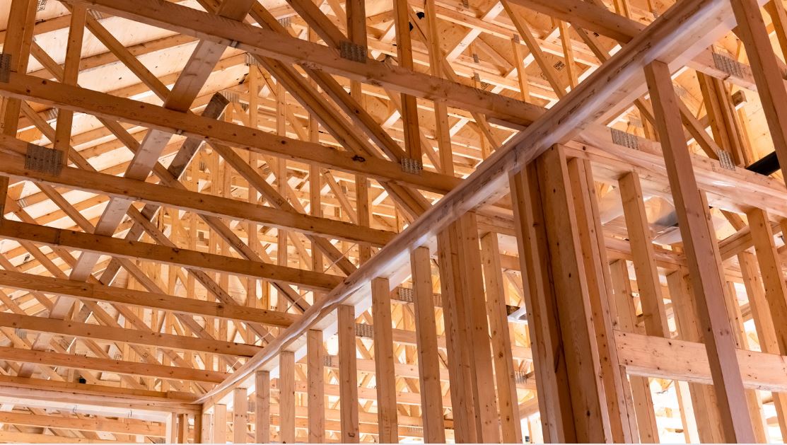Holzdachkonstruktion, © Canva, StockstudioX, Getty Images Signature Aufgestellte Holzbalken für ein Haus mit Dach, Copyright StoclkstudioX, Getty Images Signature