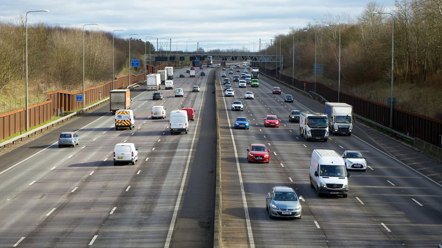 Autobahn, © Canva, Mike Bird von Pexels Deutsche Autobahn, 4-spurig in beide Richtungen mit Pkw und Lkw, © Canva, Mike Bird von Pexels