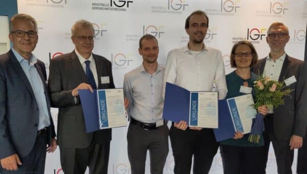 (v.l.) Dipl.-Ing. Jens Jerzembeck, DVS Forschung; Dr.-Ing. Lutz-Michael Berger, Fraunhofer-Institut für Keramische Technologien und Systeme (IKTS); Maximilian Grimm, Technische Universität Chemnitz; Lukas Tegelkamp, Technische Universität Chemnitz; Dr. rer. nat. Susan Conze, Fraunhofer-Institut für Keramische Technologien und Systeme (IKTS); Univ.-Prof. Dr.-Ing. habil. Thomas Lampke, Technische Universität Chemnitz, © AIF