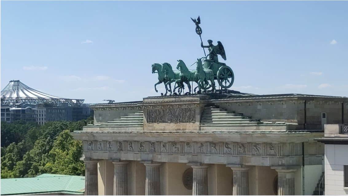 Quadriga auf dem Brandenburger Tor, blauer Himmel im Hintergrund, © AIF